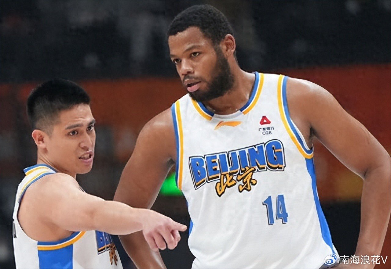 2分又是2分！顶薪中锋被34岁内线羞辱，球迷看笑：这表现真的可以