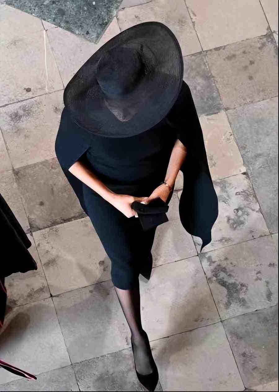 梅根也太装了！在女王葬礼上都要哭得漂亮，夏洛特公主才是真伤心休闲区蓝鸢梦想 - Www.slyday.coM