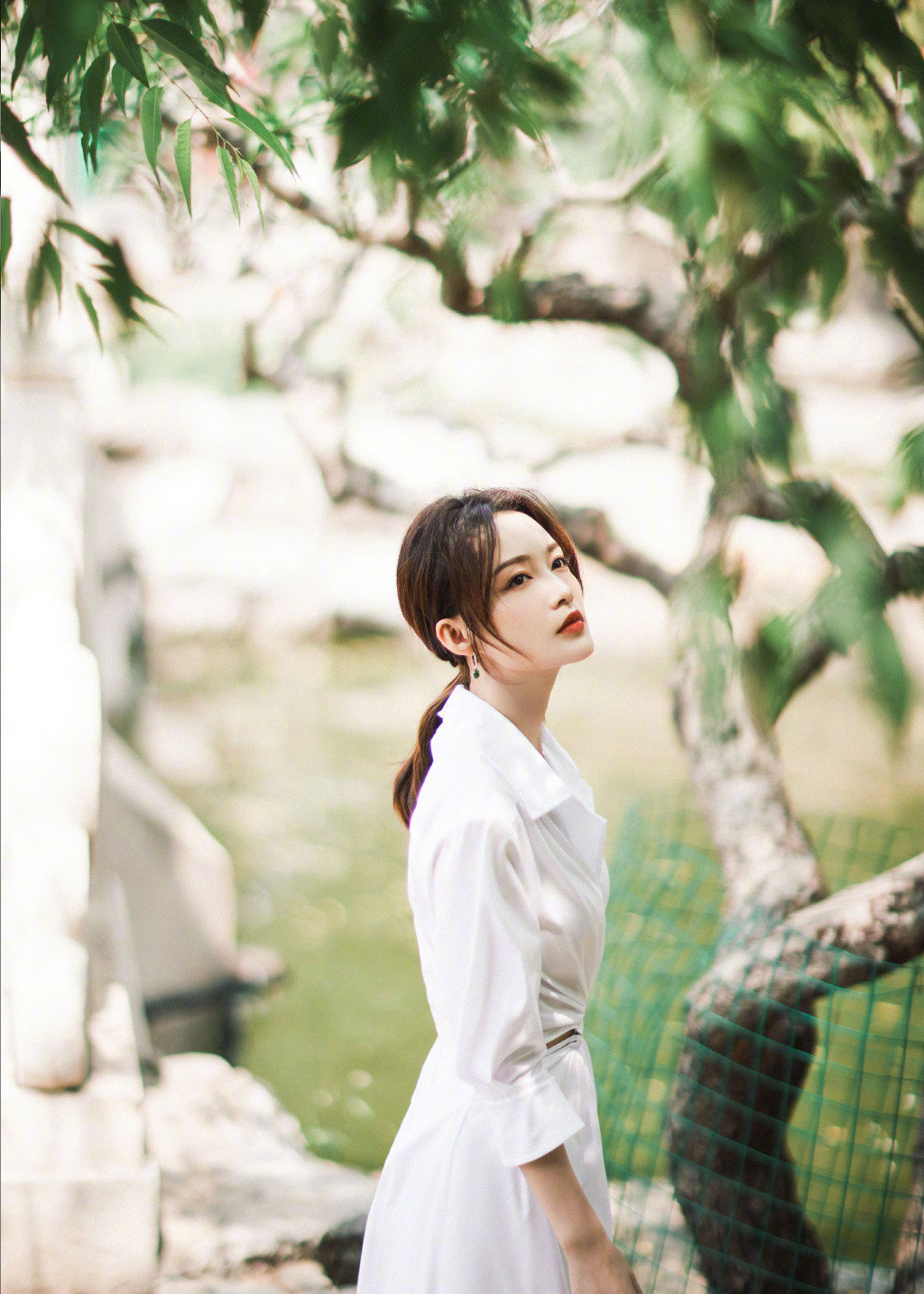 李沁穿着白色衬衫裙,梳起干净长辫,盈盈细腰,优雅气质