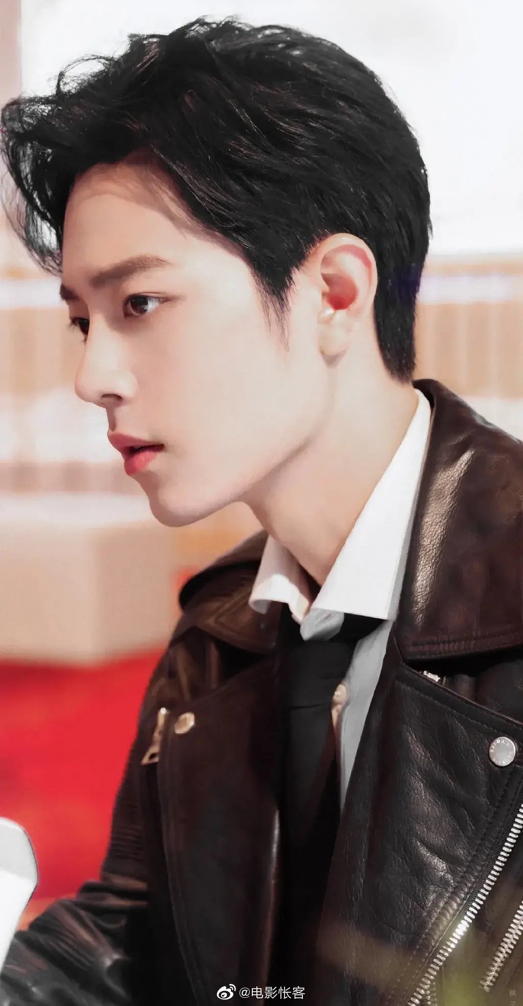 肖战虽然长了一张俊美的脸,但是穿上皮夹克也是硬汉小生一枚_高清图集