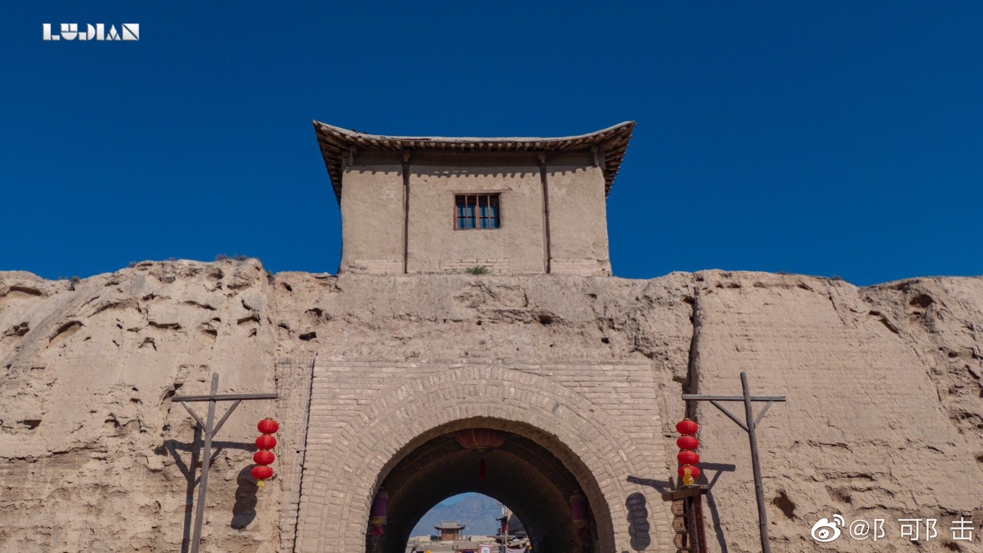 这里造就了多部经典电影,比如至尊宝和紫霞仙子,就是在这片城墙上默默