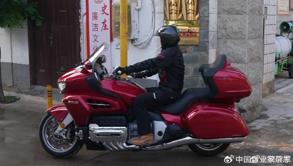 魏建军:像我这个岁数的人大部分骑过摩托车,1984年我就骑摩托车了.