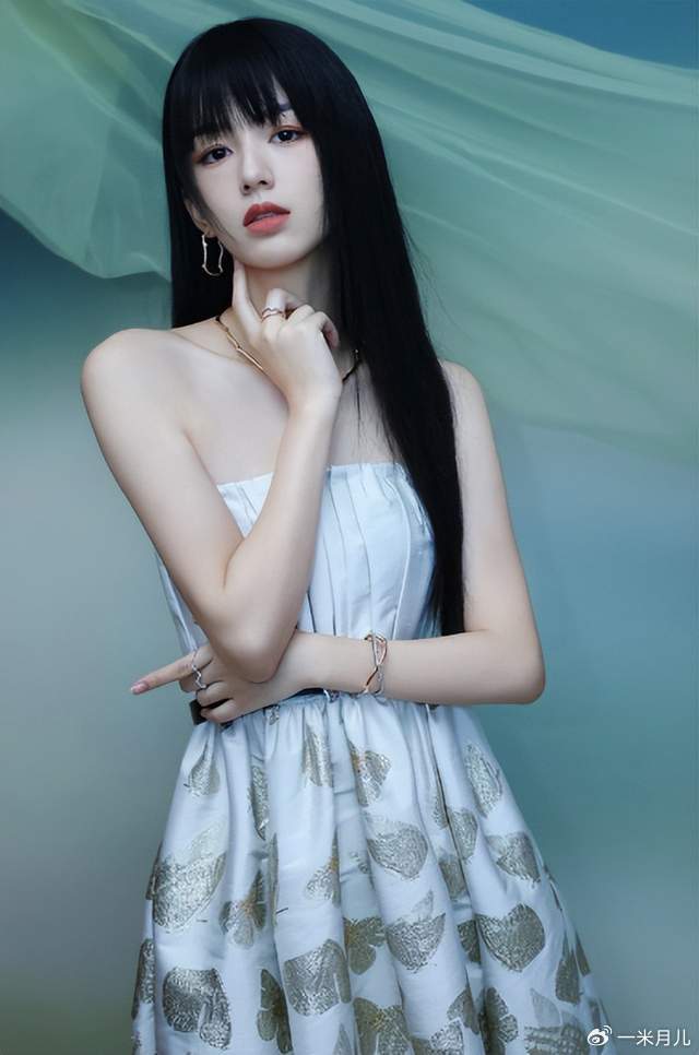 周也白色抹胸裙出镜,尽显好身材,气质清新脱俗!|很想很想你|五十公里桃花坞|山河令|啊摇篮|护心_新浪娱乐_新浪新闻