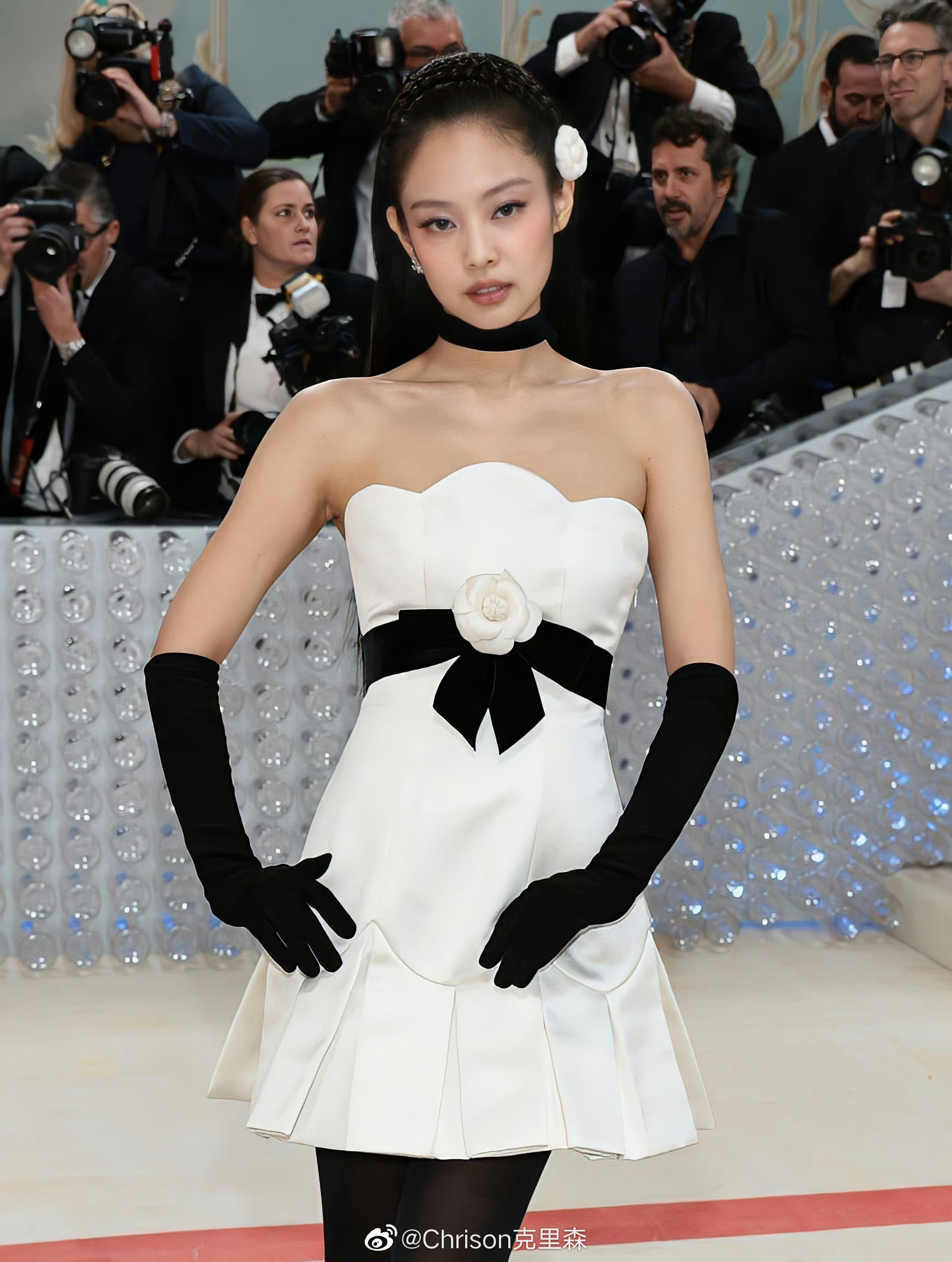 jennie首度亮相身穿chanel 1990春夏黑白礼服……_高清图集_新浪网