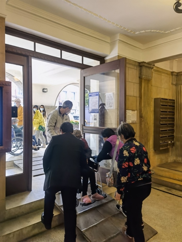 疫情中的上海，武康大楼下一支特殊的“车队”休闲区蓝鸢梦想 - Www.slyday.coM