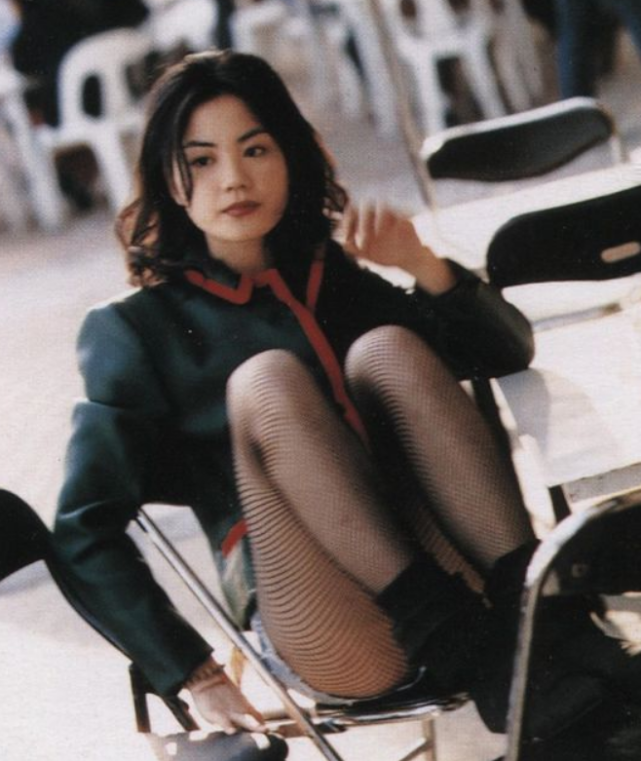 时尚果真是一个轮回看王菲往日造型才懂老爹鞋是她玩腻的东西