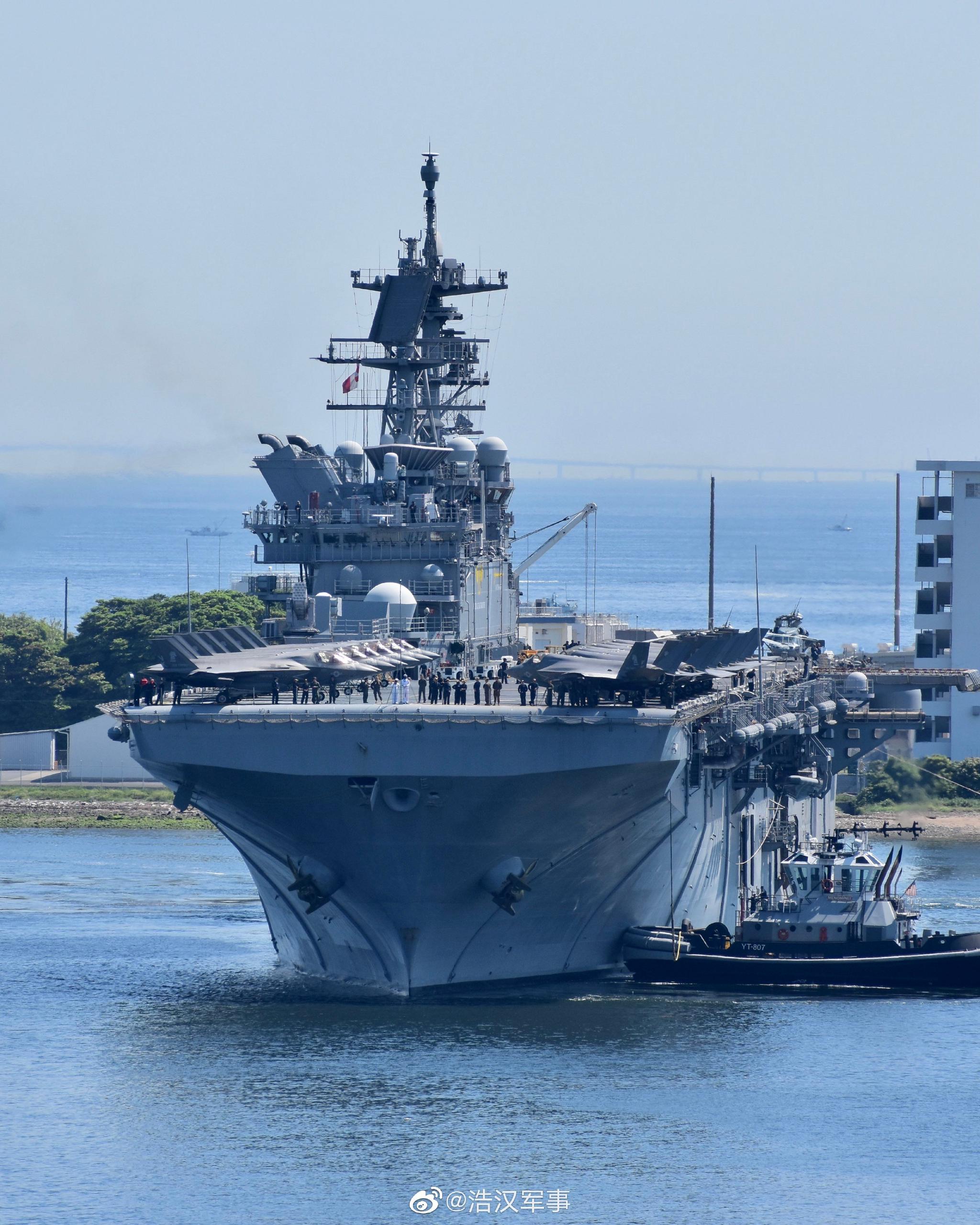 满载f35b隐形战机的美国海军"的黎波里"号两栖攻击舰进入日本横