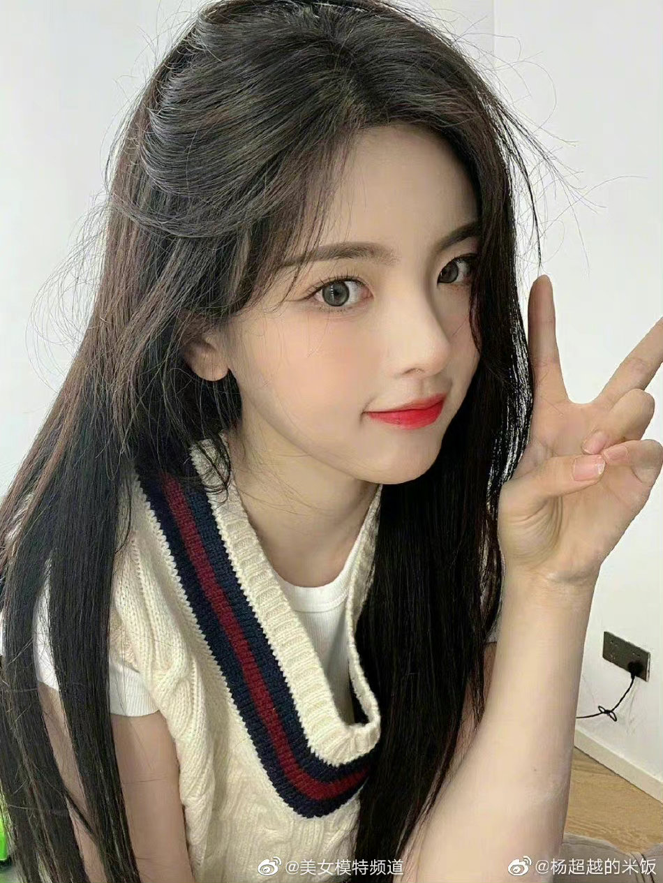 杨超越学院风写真曝光 美女校花清纯可爱_高清图集_新浪网