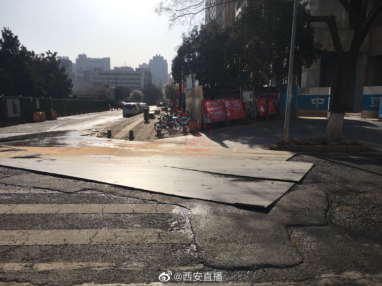 网友来稿反映：高新三路，香格里拉酒店对面的巷子路况堪忧