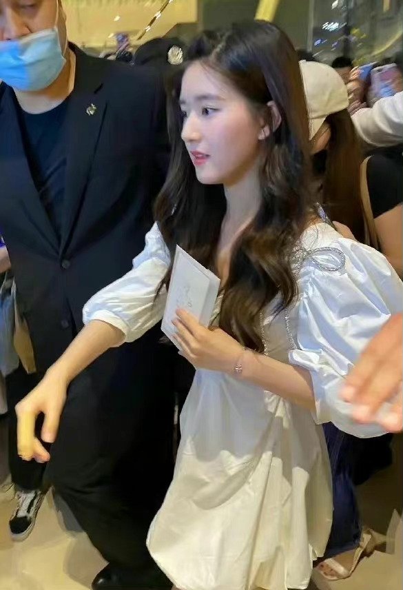 赵露思生图