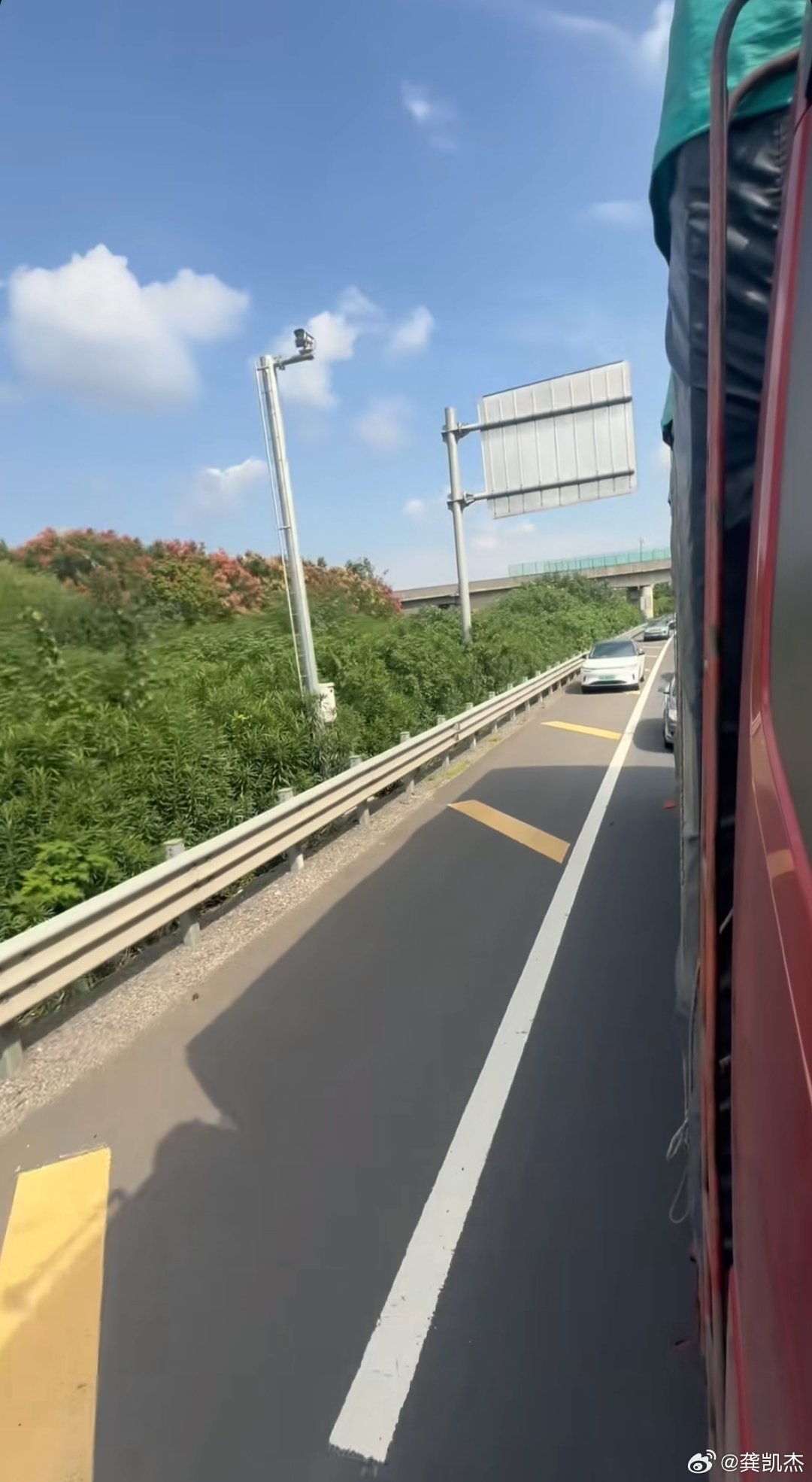 最近高速公路上走应急车道的车辆又多了,难道这些人是不懂交规的新