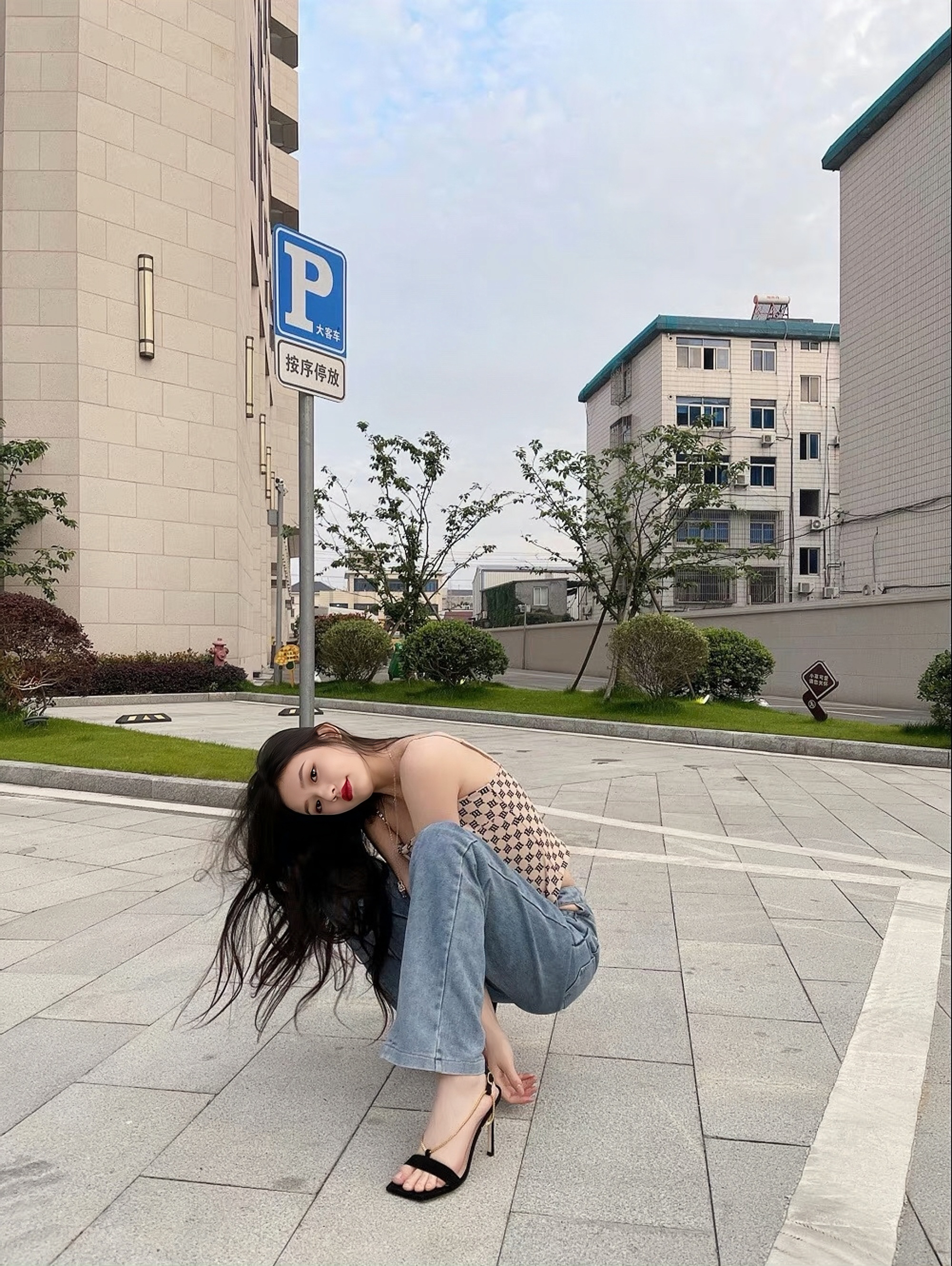 盘点蹲着拍照的女明星们 大家喜爱谁的风格__财经头条