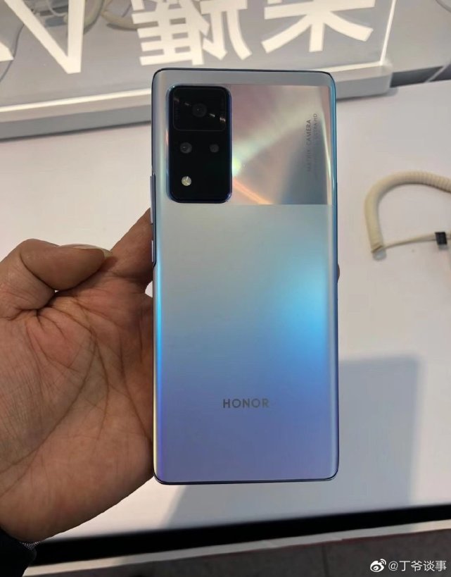 其中大家讨论最多的是在讲荣耀v40本质上就是华为nova 8 pro的换芯版