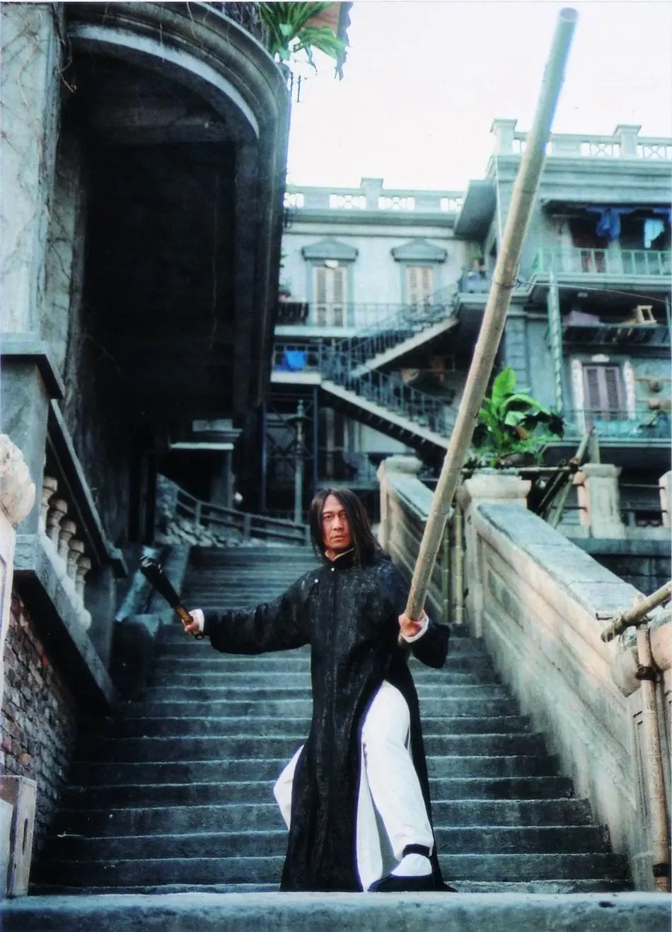 黎明在拍《十月围城》时,化妆组给他化妆,捣鼓了一阵子后很是满意