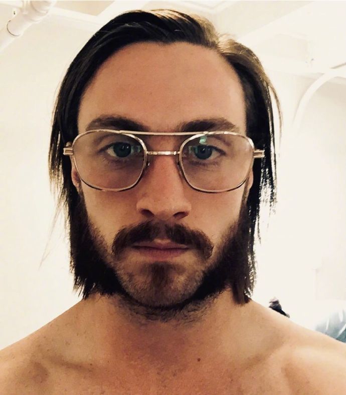 萨姆·泰勒-约翰逊分享多张亚伦·泰勒-约翰逊的《夜行动物》幕后照