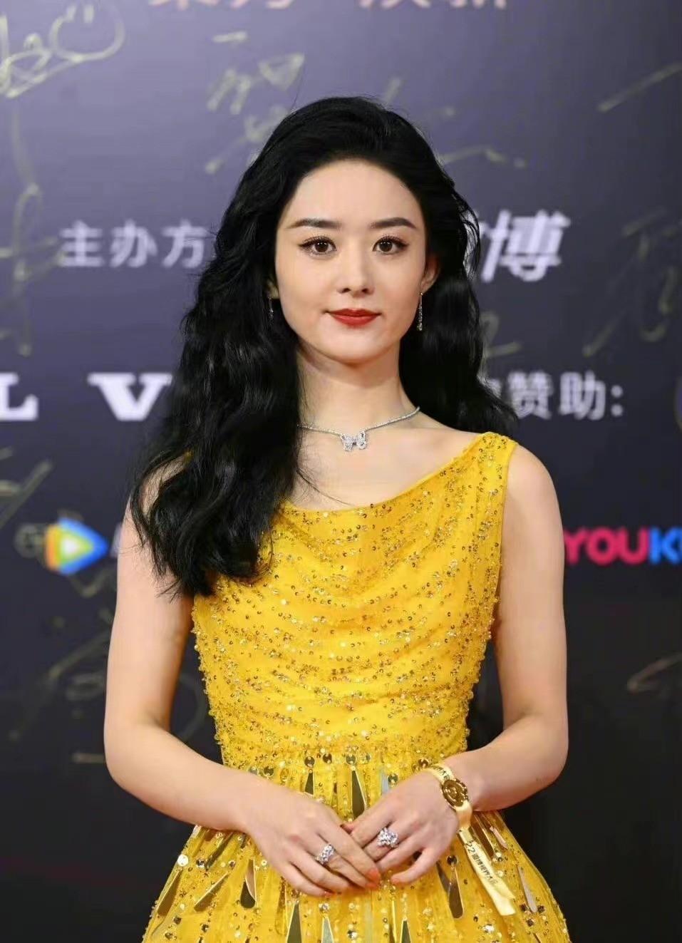 赵丽颖港味十足走红毯！穿黄色亮片长裙烫卷发，真成“许半夏”了__财经头条