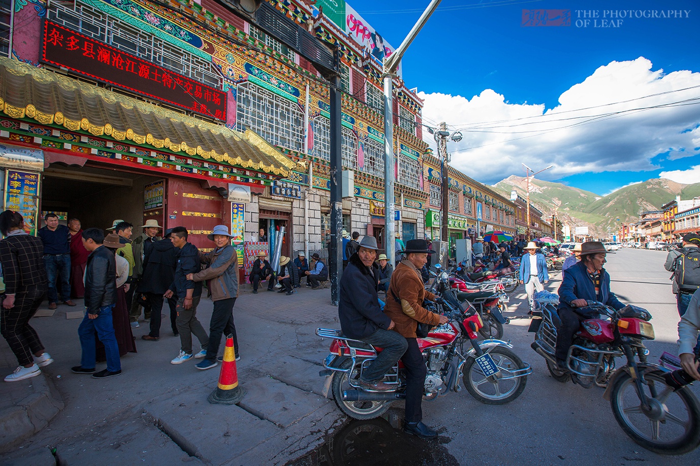 我们来到杂多县城的一个虫草交易市场,这里明显要比其他地方更热闹