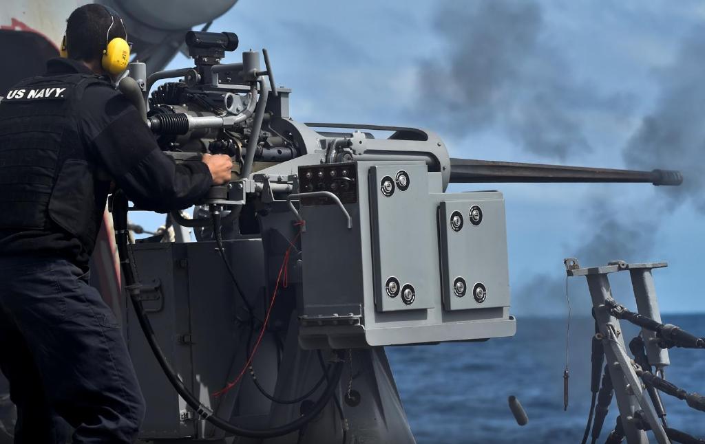 美军mk38型舰炮,衍生于m242链炮,是反海盗作战的利器!|美军_新浪新闻
