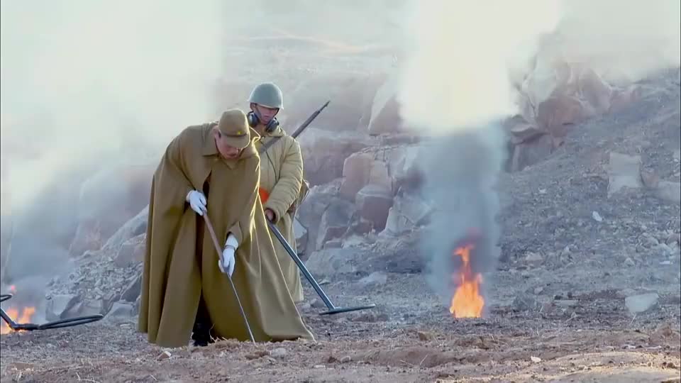 地雷战小日本长官被地雷炸怕了竟然派手下去排雷真是没谁了