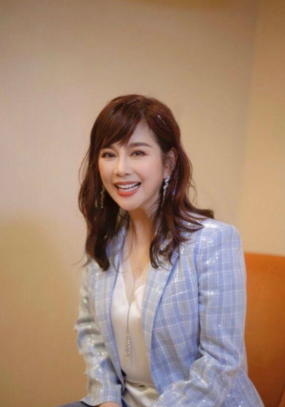 陈松伶夫妇走机场穿短外套配鲨鱼裤真减龄看不出比老公大8岁