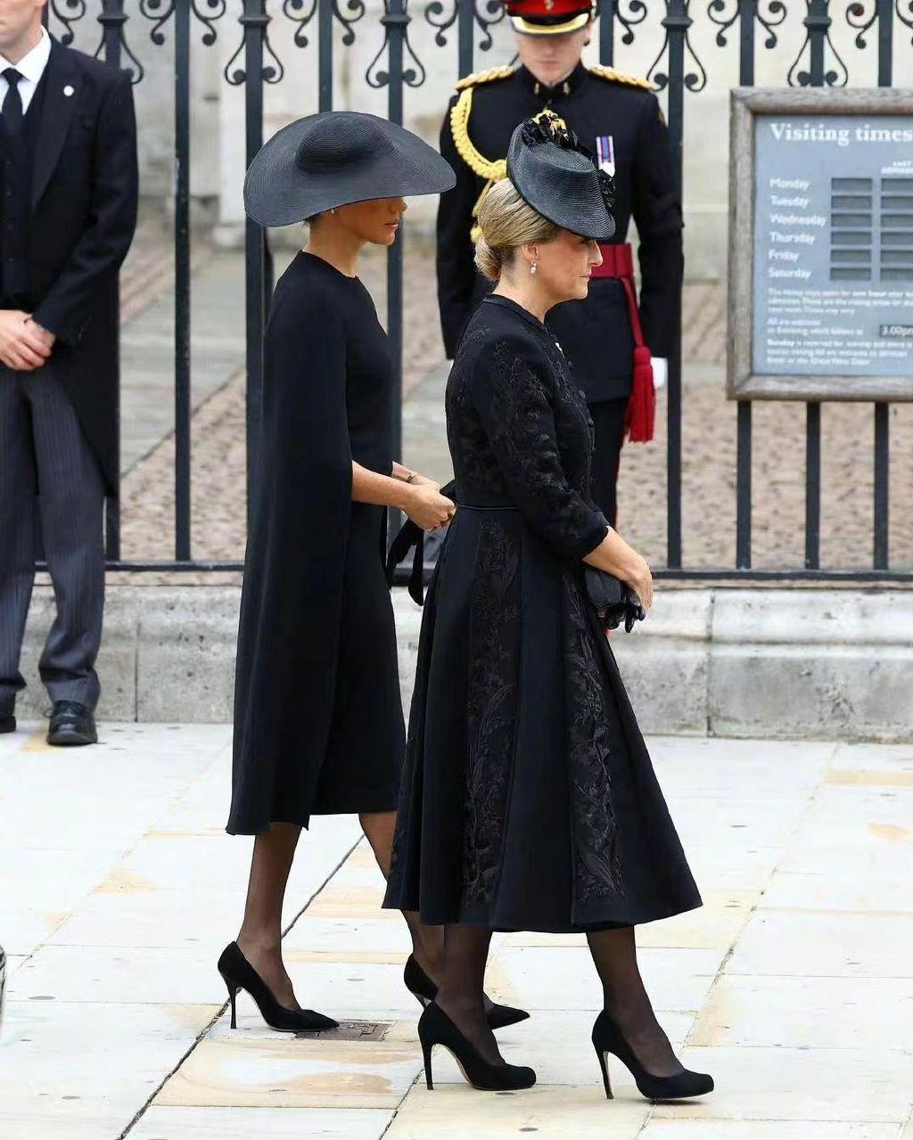 梅根也太装了！在女王葬礼上都要哭得漂亮，夏洛特公主才是真伤心休闲区蓝鸢梦想 - Www.slyday.coM