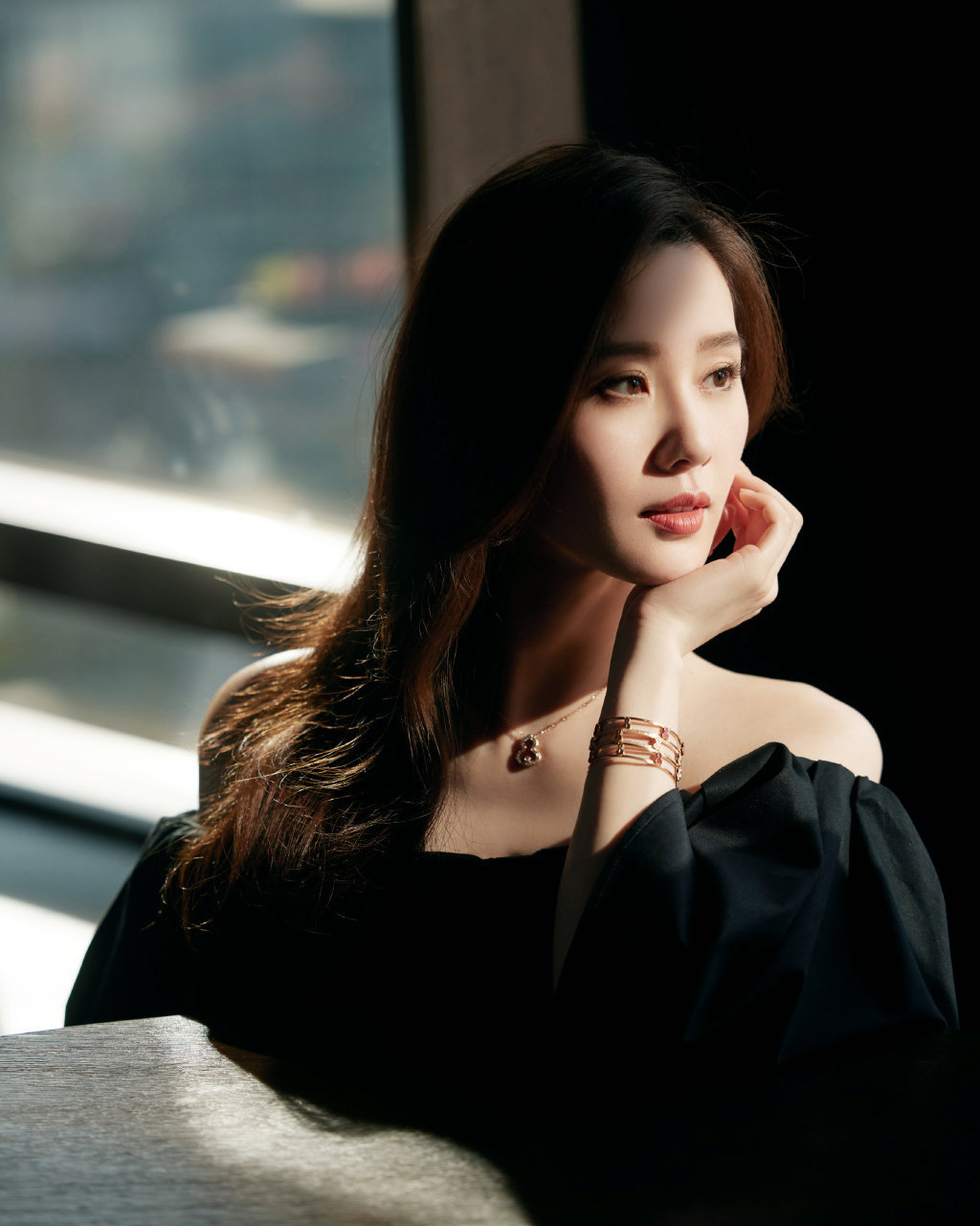 刘诗诗身穿一字肩黑色连衣裙高贵优雅一头披肩长卷发