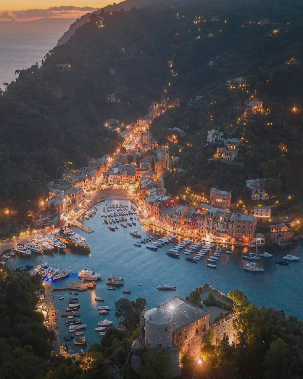 夜幕下的海边小镇波西塔诺