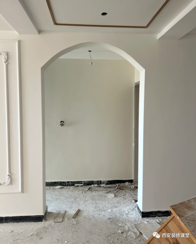 明显拱形高度比半径小,此时就不协调了,半圆的高度一定是以门洞宽度