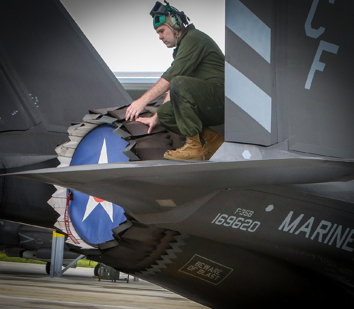 海军陆战队攻击中队211(VMFA-211)的一名士官完成了英国马勒姆皇家