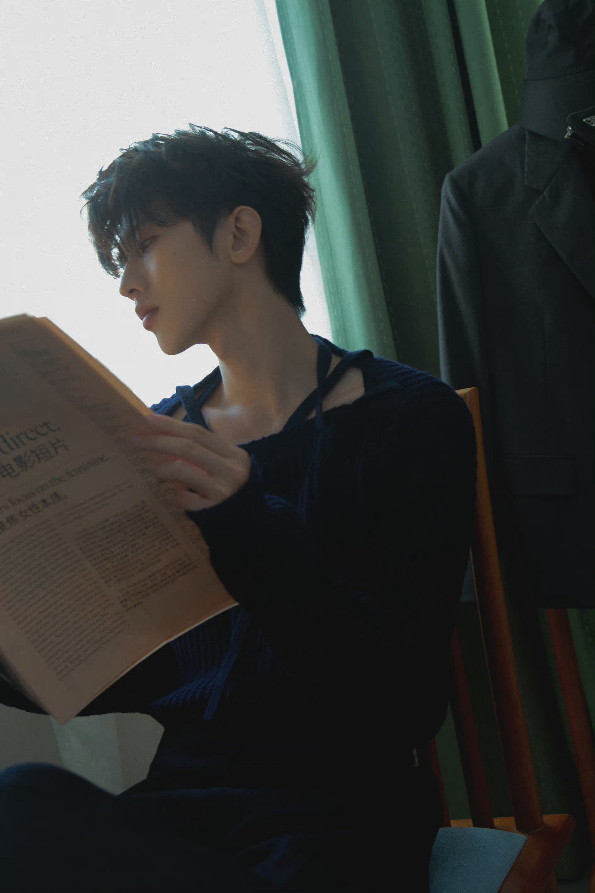 蔡徐坤森林大片氛围感满满渔夫帽随性自在你心动了吗