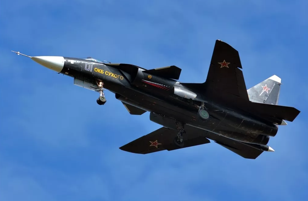 苏47战机采用新型设计更加突出机动性实战功能更为强大