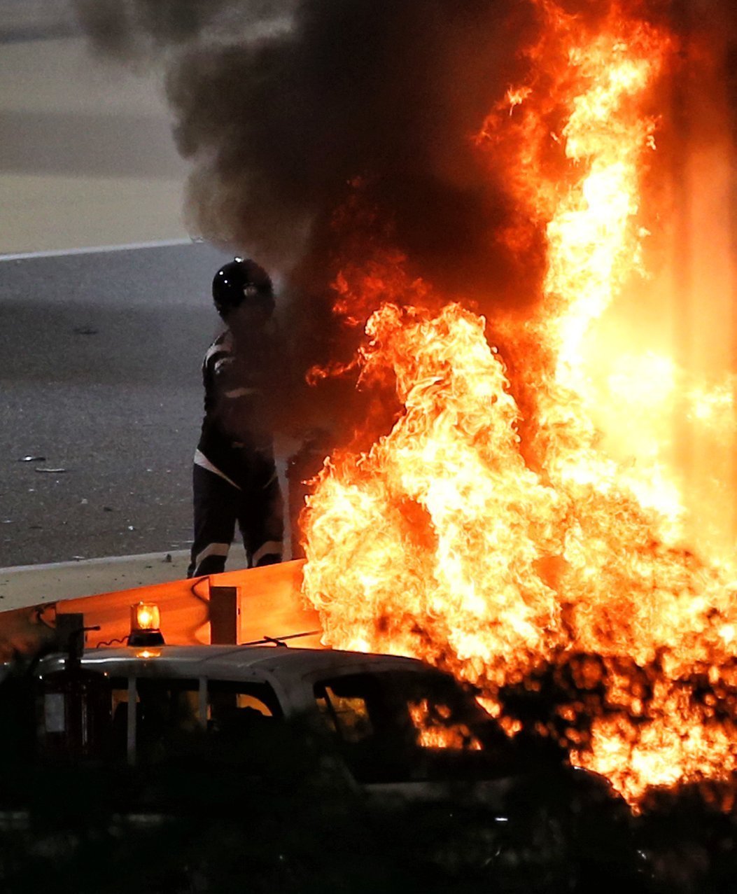 超级英雄!f1巴林大奖赛发生严重事故