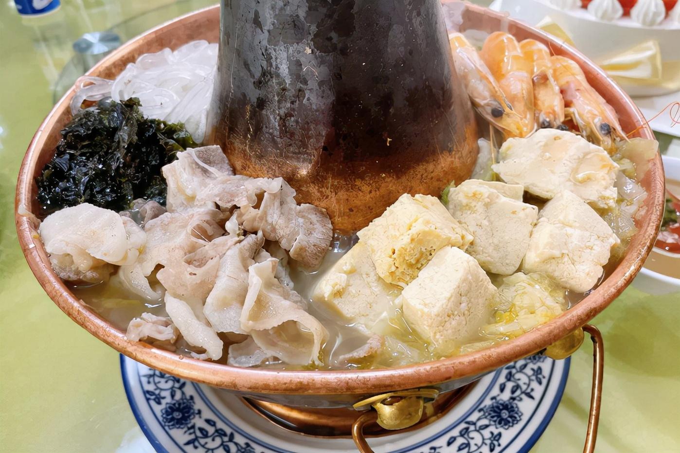 不明真相的外地朋友常把汆锅底和火锅混为一谈.汆锅底