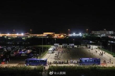 软硬兼施！上海疫情防控交出一份模范作业休闲区蓝鸢梦想 - Www.slyday.coM