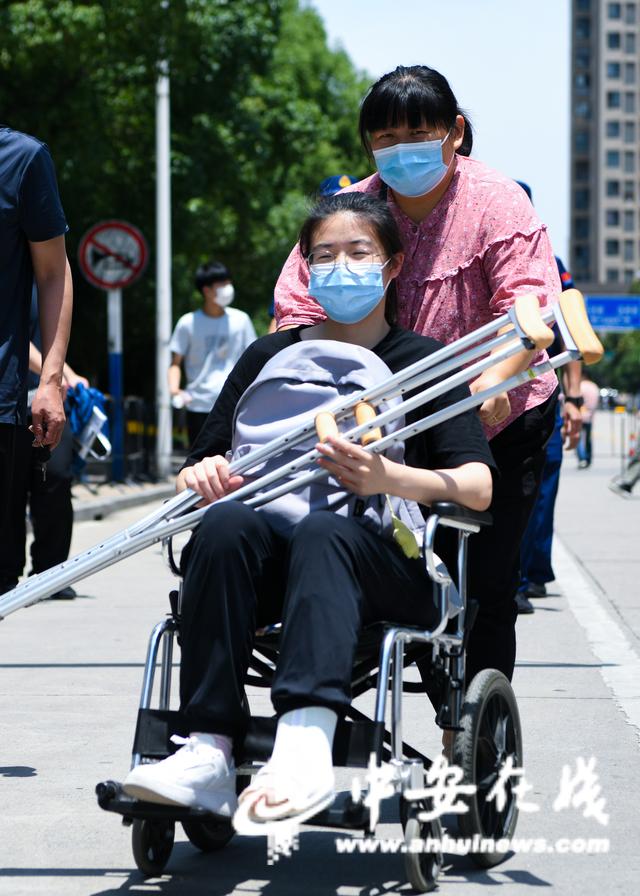 「高考影像」难忘！记录考场外那些温馨瞬间休闲区蓝鸢梦想 - Www.slyday.coM