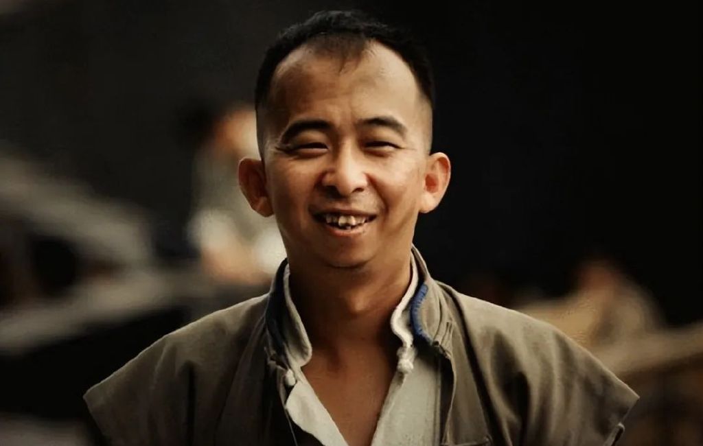 导演巨兴茂小娇妻生产在即晒孕照,手托大肚很幸福,日子过得有滋有味