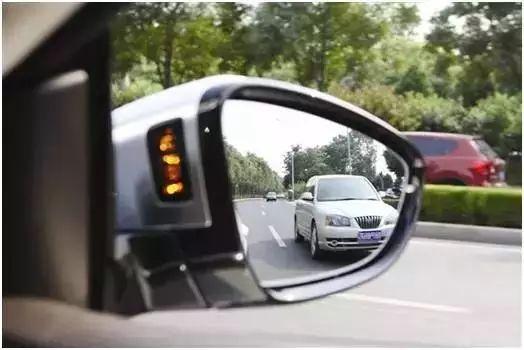 这些变道的方式很容易吃罚单，还容易发生交通事故