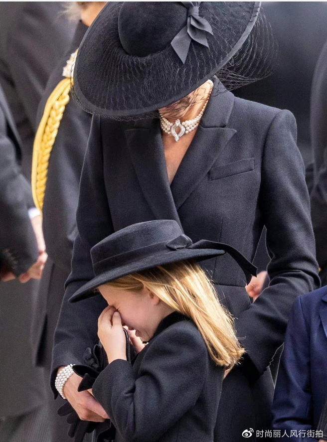 梅根也太装了！在女王葬礼上都要哭得漂亮，夏洛特公主才是真伤心休闲区蓝鸢梦想 - Www.slyday.coM