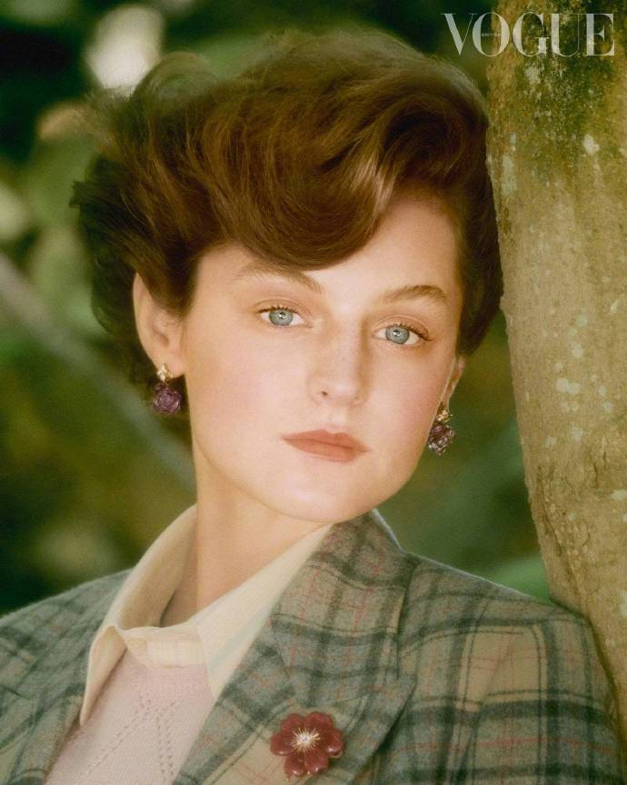 艾玛 科林 王冠 饰演戴安娜 英版 Vogue 十月刊写真 艾玛 科林 王冠 饰演戴安娜 英版 Vogue 十月刊写真