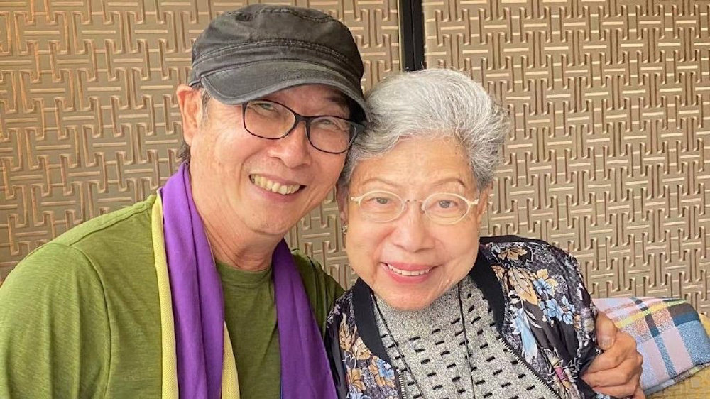 72岁刘松仁罕见公开近照，面色红润略发福，与罗兰贴面合照很开心|中风|刘松仁|近照_新浪新闻
