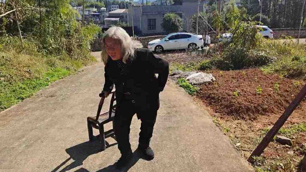 85岁空巢老人寄居废弃学校,因为孤单害怕,搬回自己破败的老屋|老屋|空巢老人|破败_新浪新闻