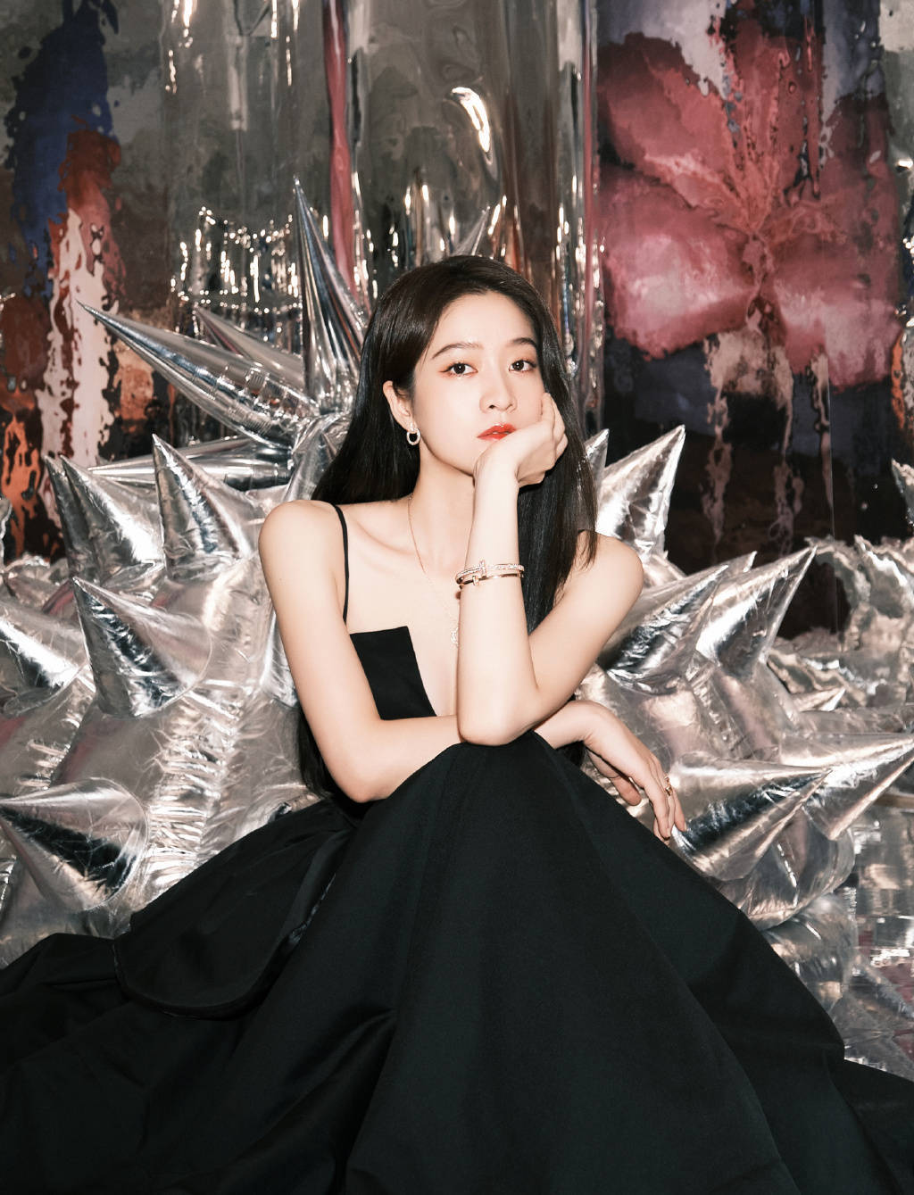 张雪迎身穿黑色吊带深v礼裙小秀性感宛若优雅的黑天鹅