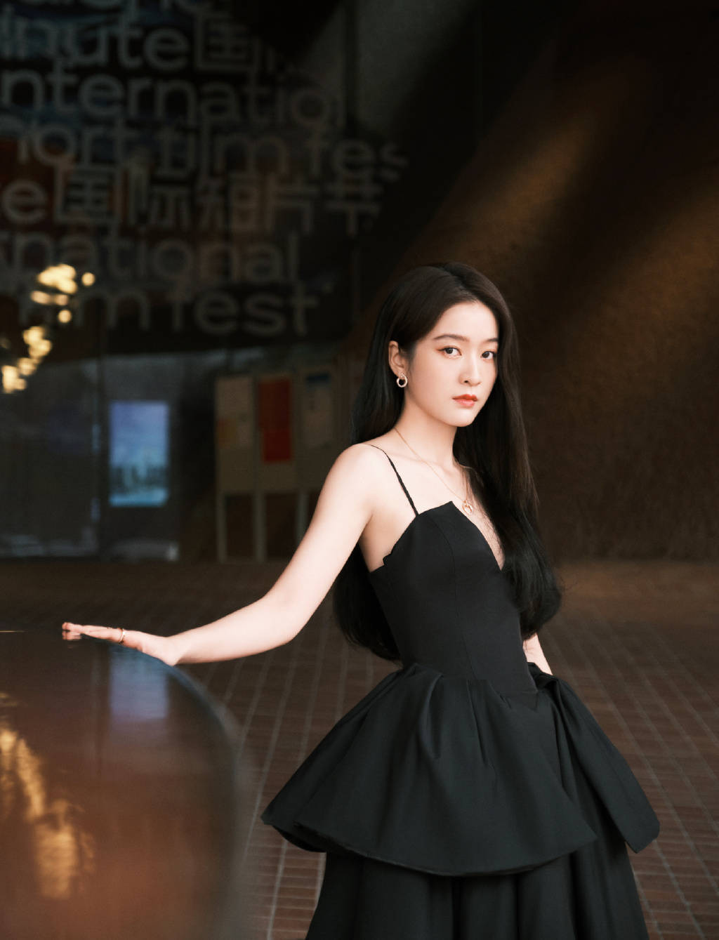 张雪迎身穿黑色吊带深v礼裙小秀性感宛若优雅的黑天鹅