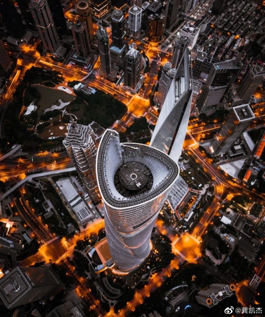 夜晚高空鸟瞰上海三件套,真的太震撼了