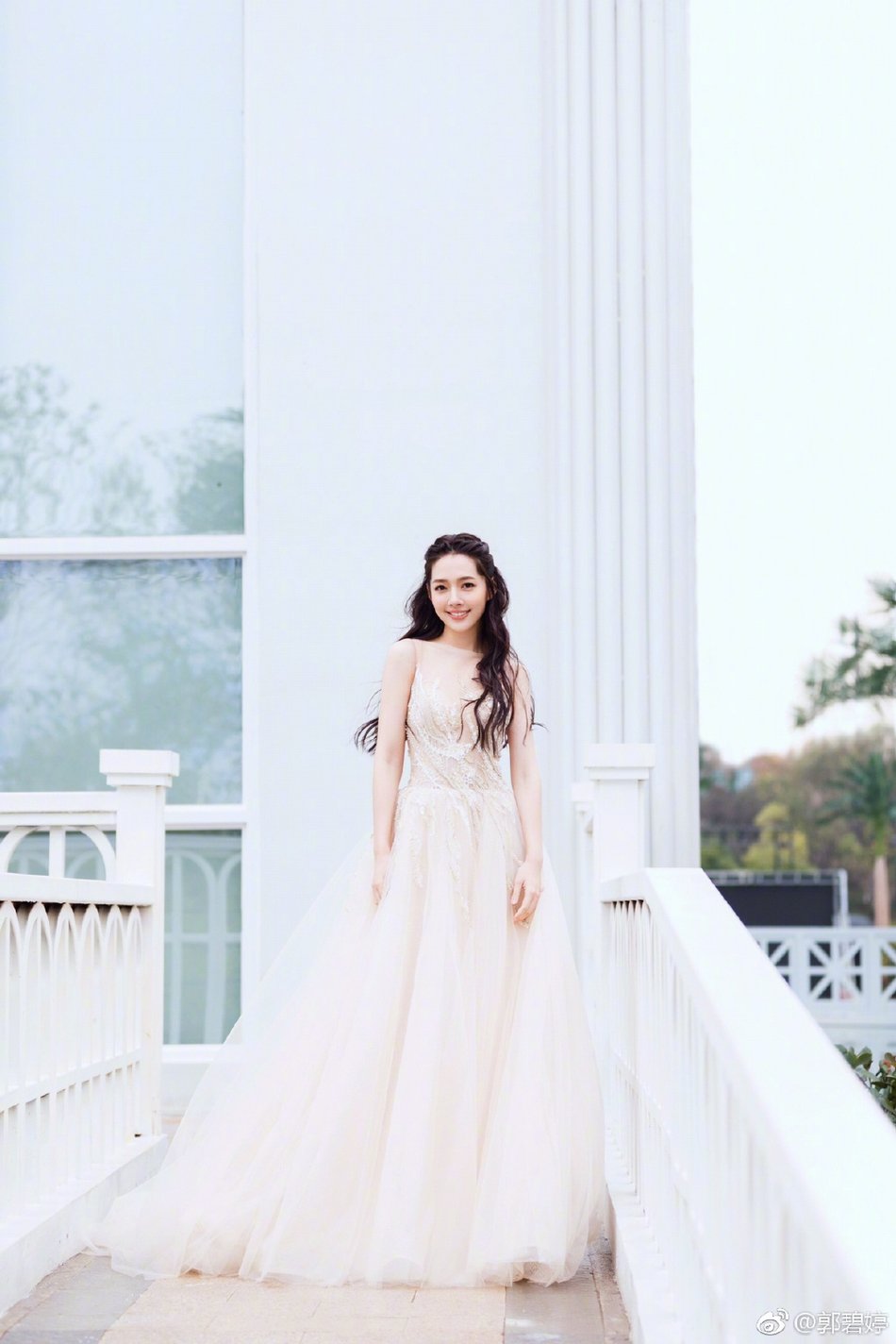 郭碧婷曳地礼服优雅亮相 性感透视仙又美