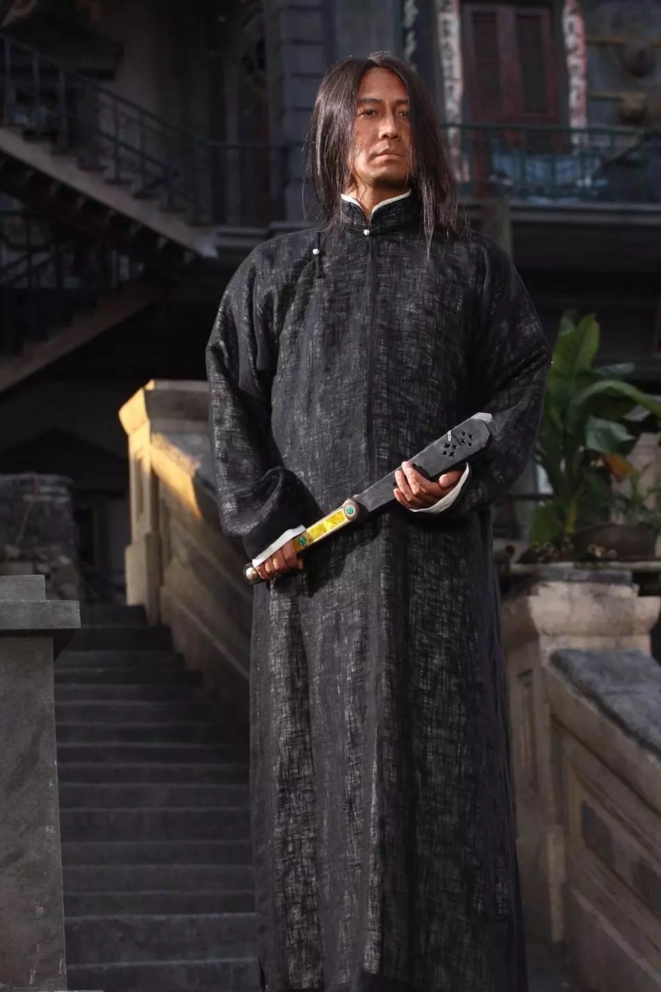 黎明在拍《十月围城》时,化妆组给他化妆,捣鼓了一阵子后很是满意