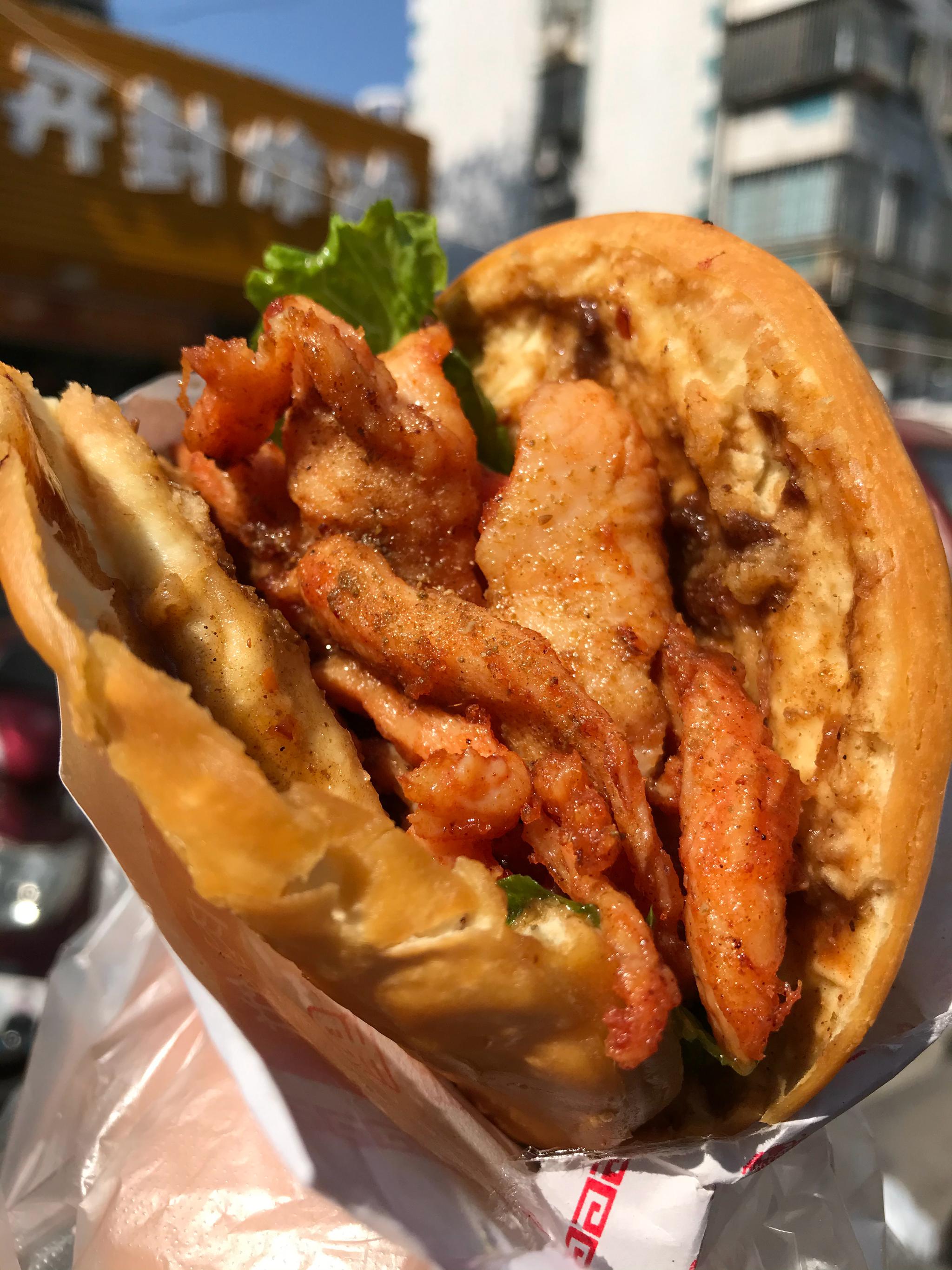 1 / 9 我喜欢小城市,我喜欢街边摊我喜欢早起,我喜欢里脊肉饼老板娘:"