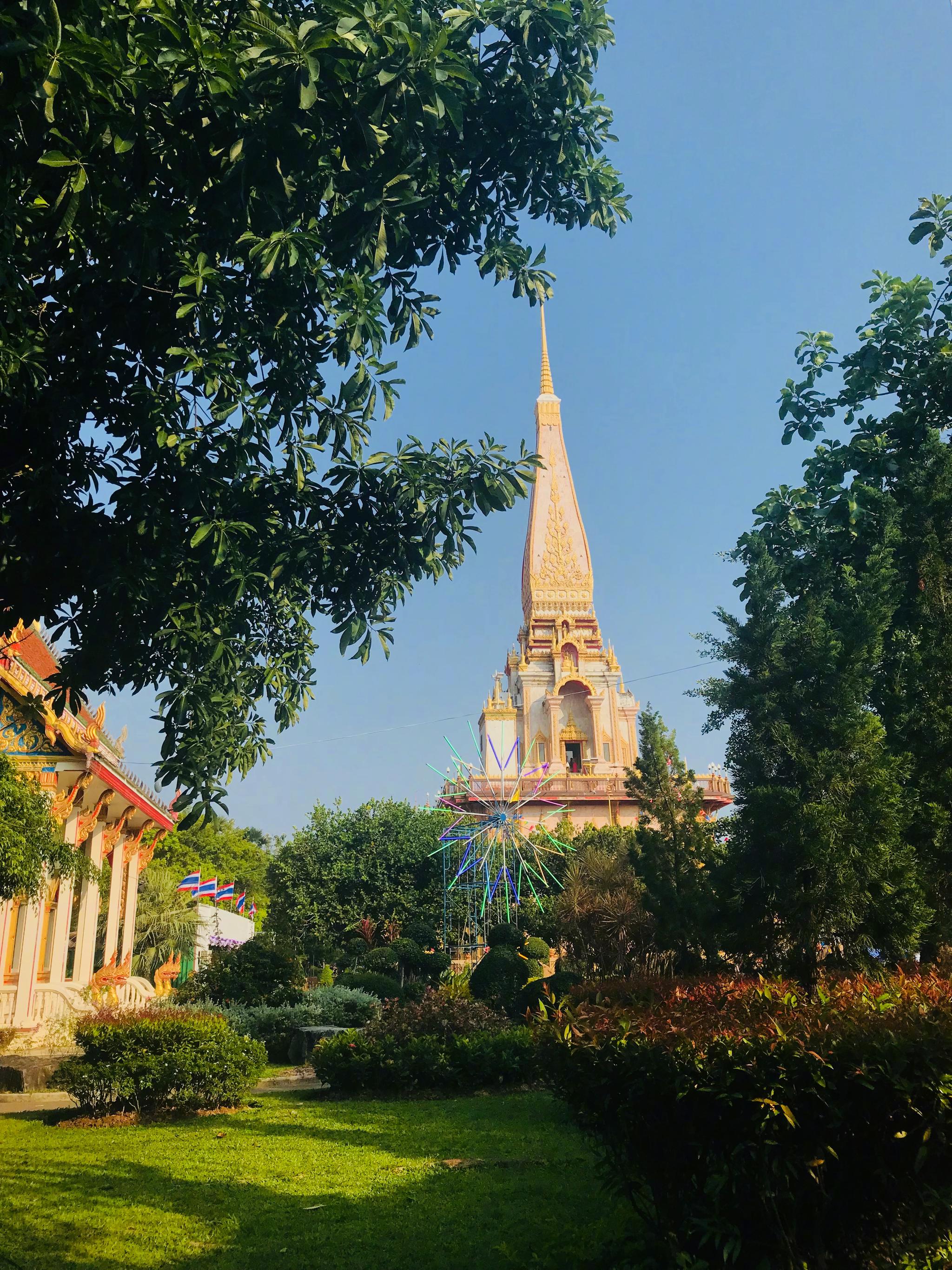 普吉岛上最大的寺庙查龙寺,超漂亮的.