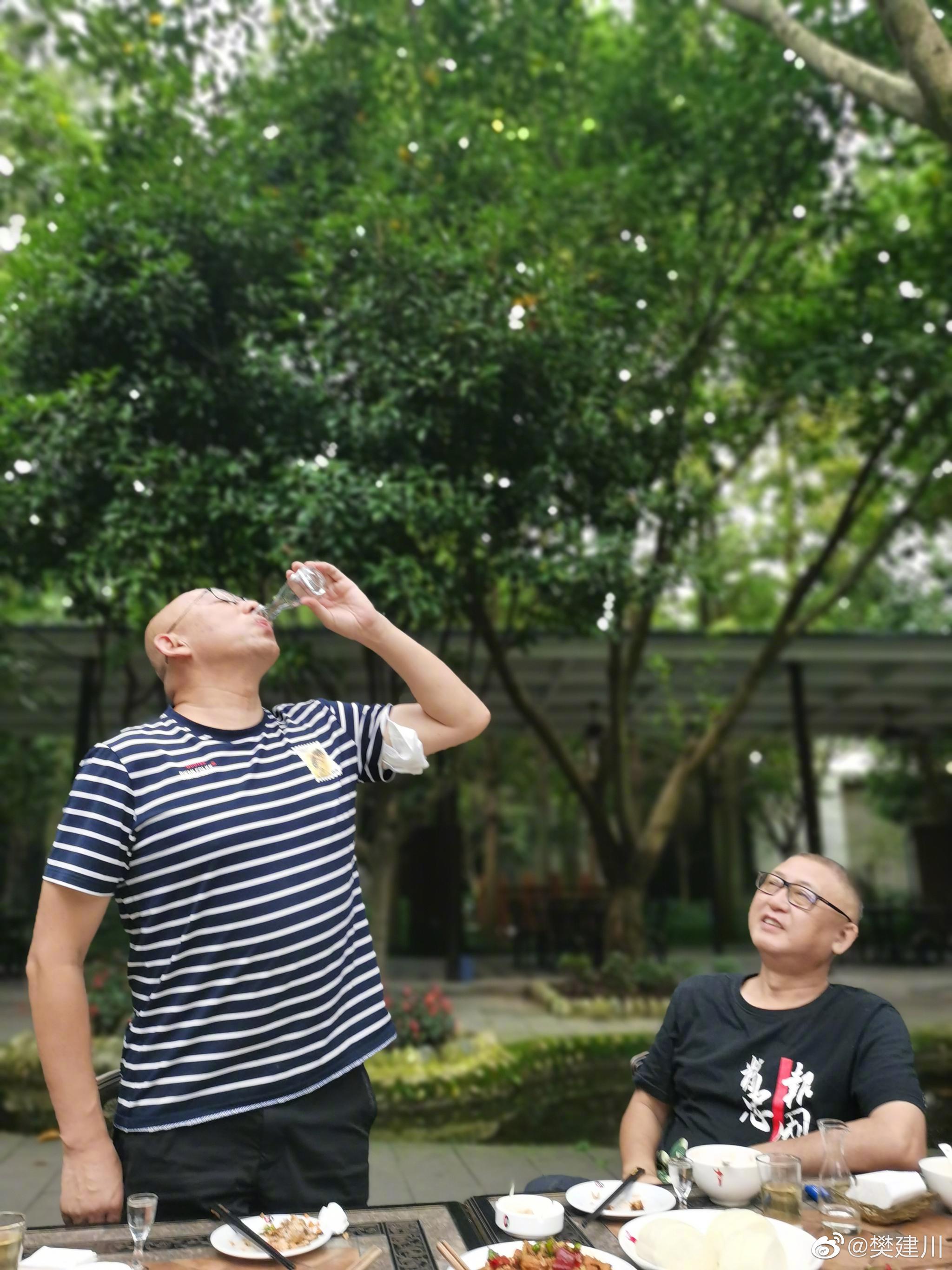 昨晚喝了一阵之后汤司令嫌杯子小于是拎起酒壶干了