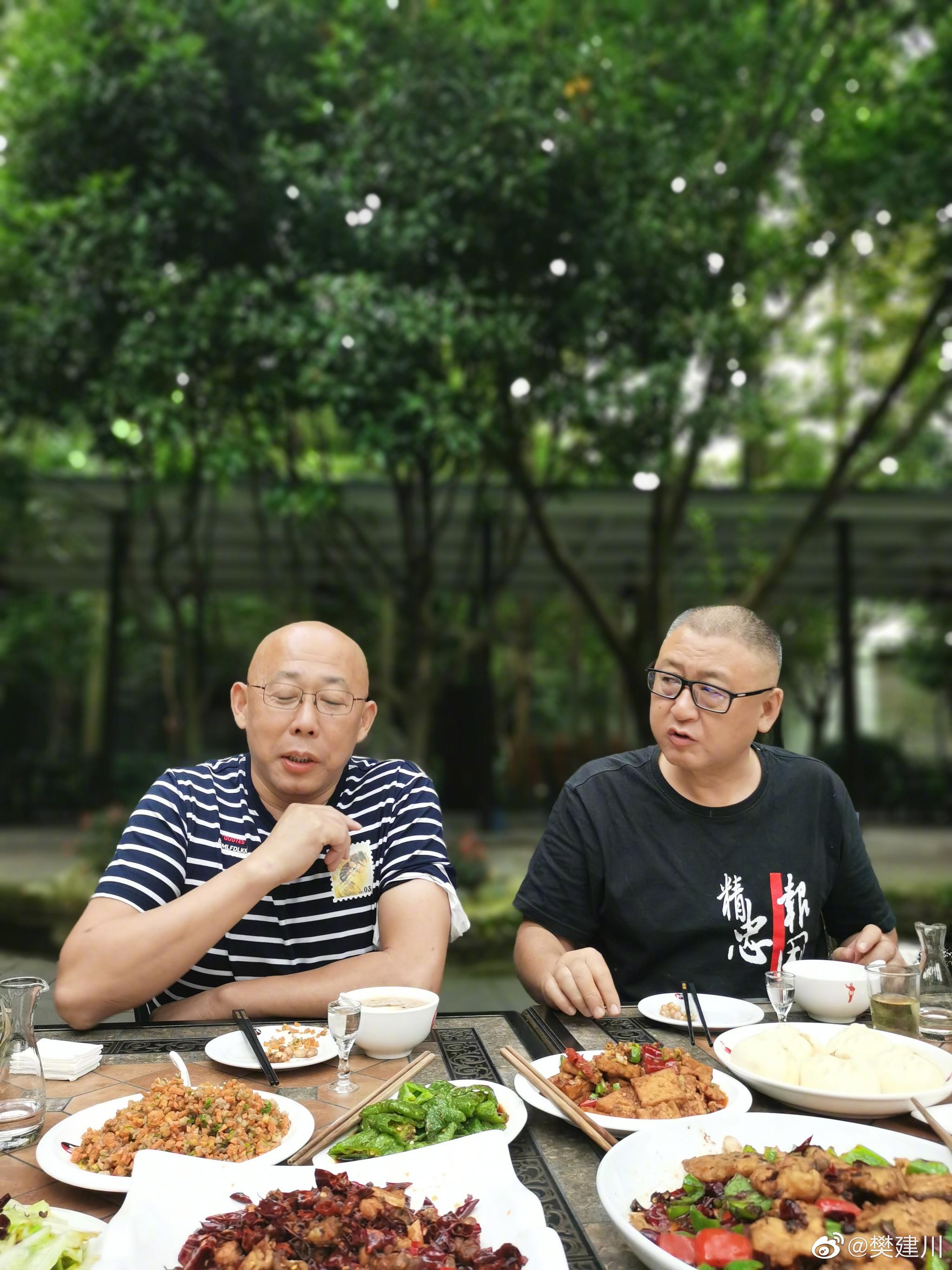 昨晚喝了一阵之后汤司令嫌杯子小于是拎起酒壶干了